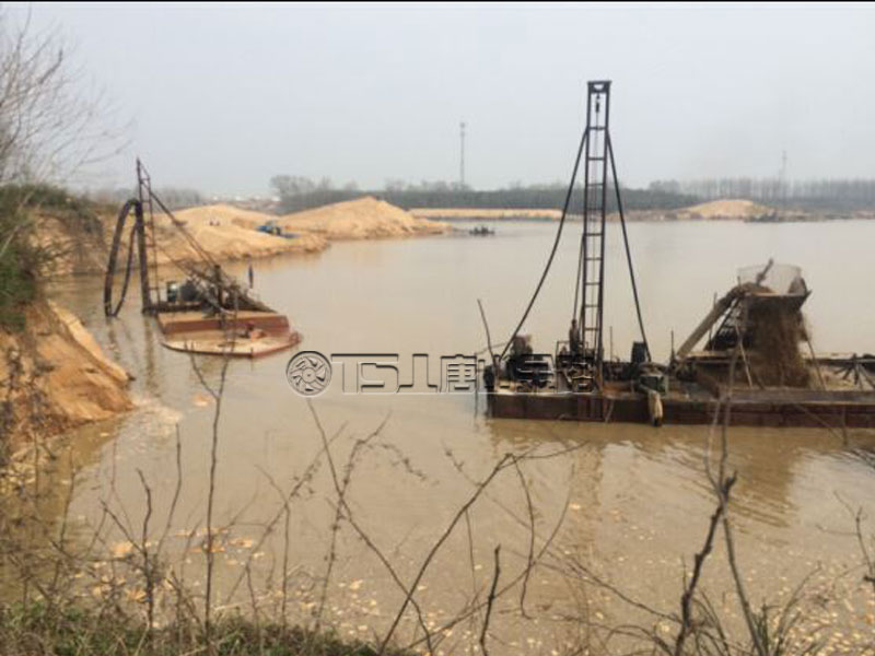 無節制開采河沙，河堤受損嚴重